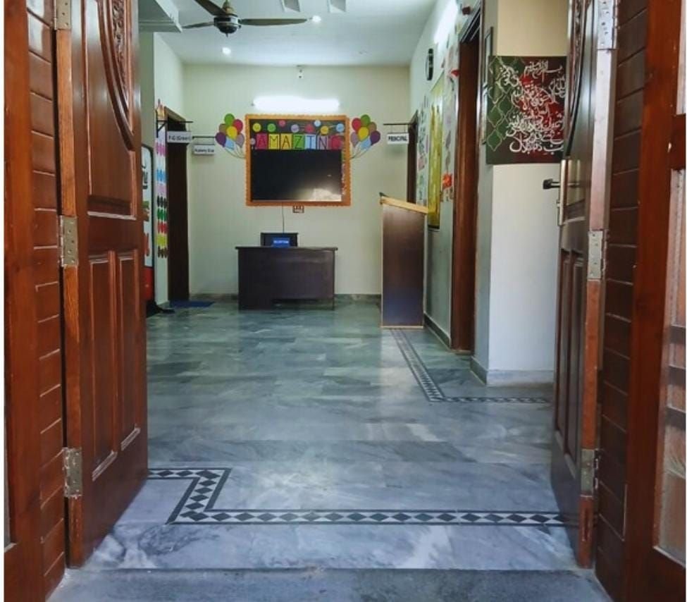 Main entrance corridor with reception and the principal’s office